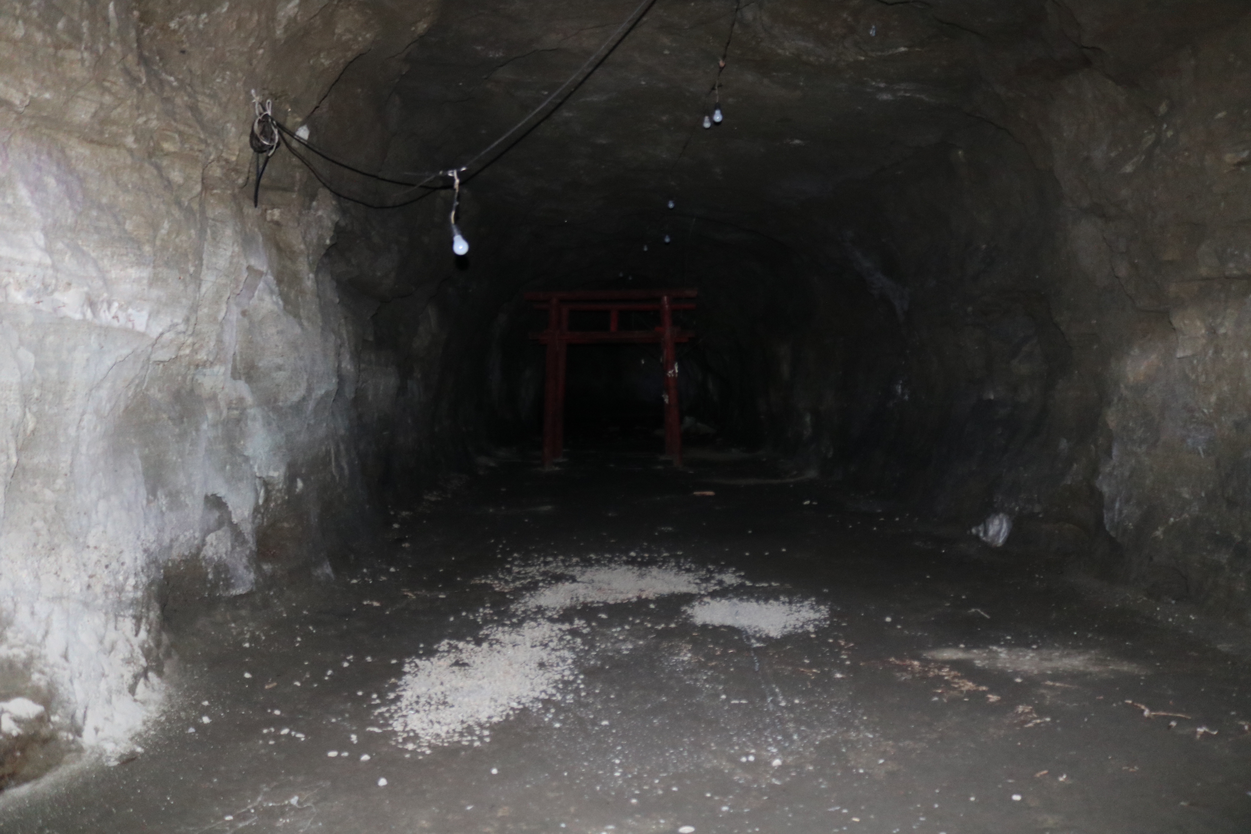 お千代保稲荷の下の洞窟